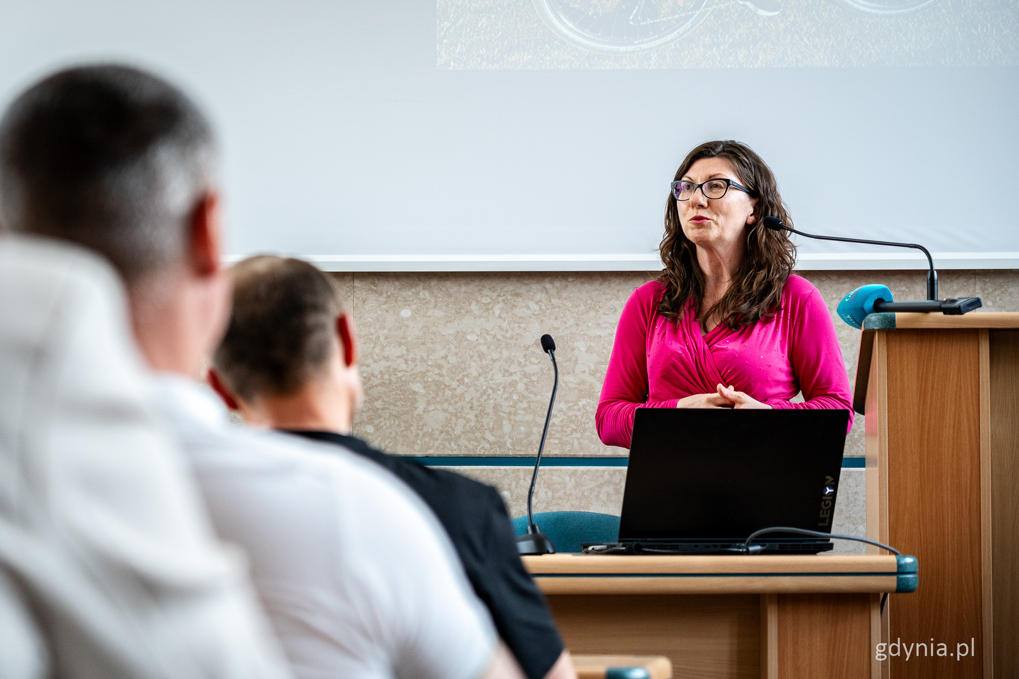Sala obrad Rady Miasta Gdyni, Alicja Pawłowska przy mównicy, widoczni ludzie siedzący w ławach