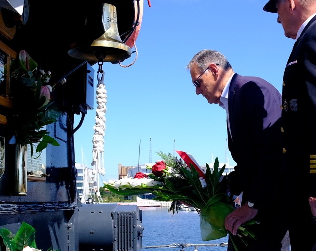 Aleksander Gosk, wice dyrektor Muzeum Marynarki Wojennej składa kwiaty na pokładzie ORP Błyskawica. fot. K. Łapucka / MMW