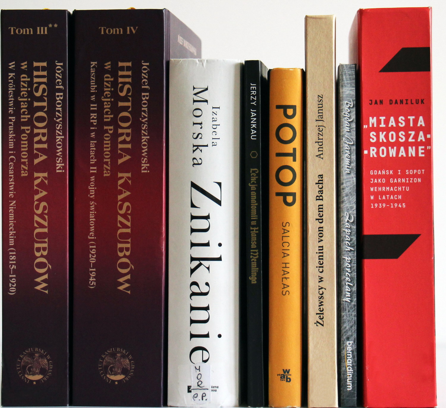 Książki nominowane do Pomorskiej Nagrody Literackiej "Wiatr od Morza" 2020 // fot. Wojewódzka i Miejska Biblioteka Publiczna w Gdańsku