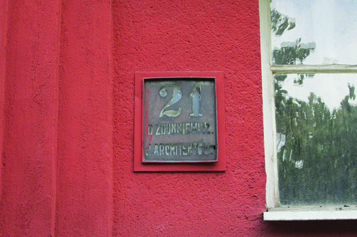 Nowoczesna podświetlana tabliczka adresowa na elewacji budynku przy ul. Architektów 21, lata 30. XX. 