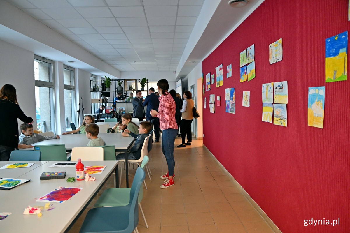 Galeria młodych artyst&oacute;w i przestrzeń warsztatowa w punkcie Spilno Gdynia (fot. Magdalena Czernek)