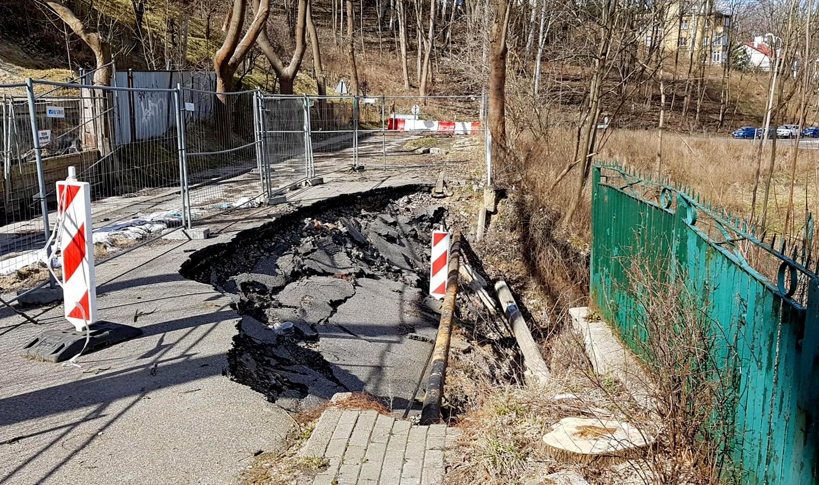 Miejsce osuwiska, wyrwany asfalt przy ulicy Sienkiewicza, fot. Sławomir Okoń