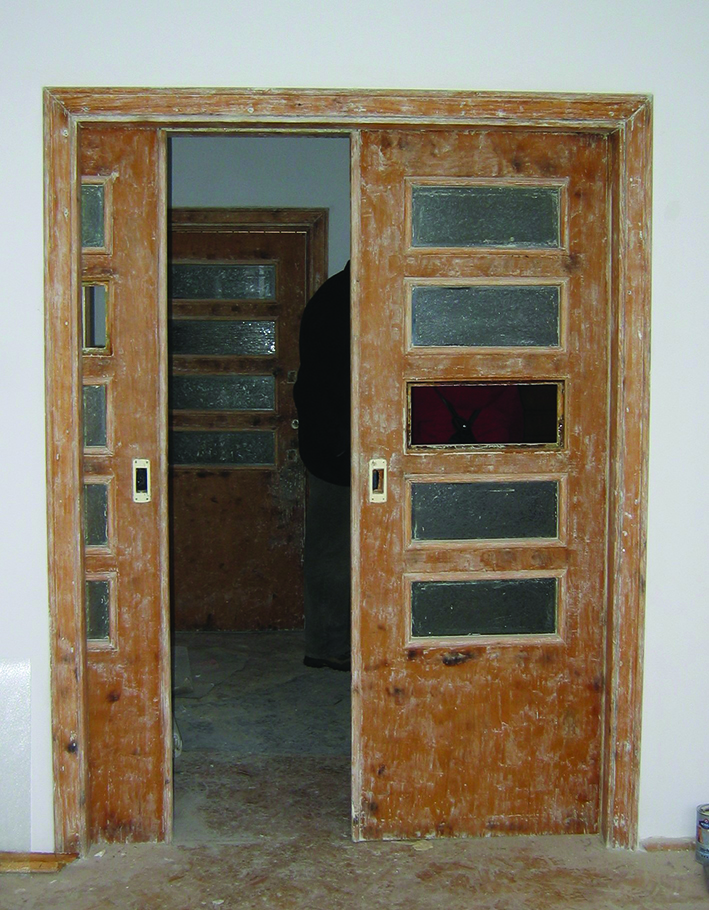 Przesuwne drzwi pomiędzy pokojami w willi w Orłowie, w trakcie prac restauratorskich.