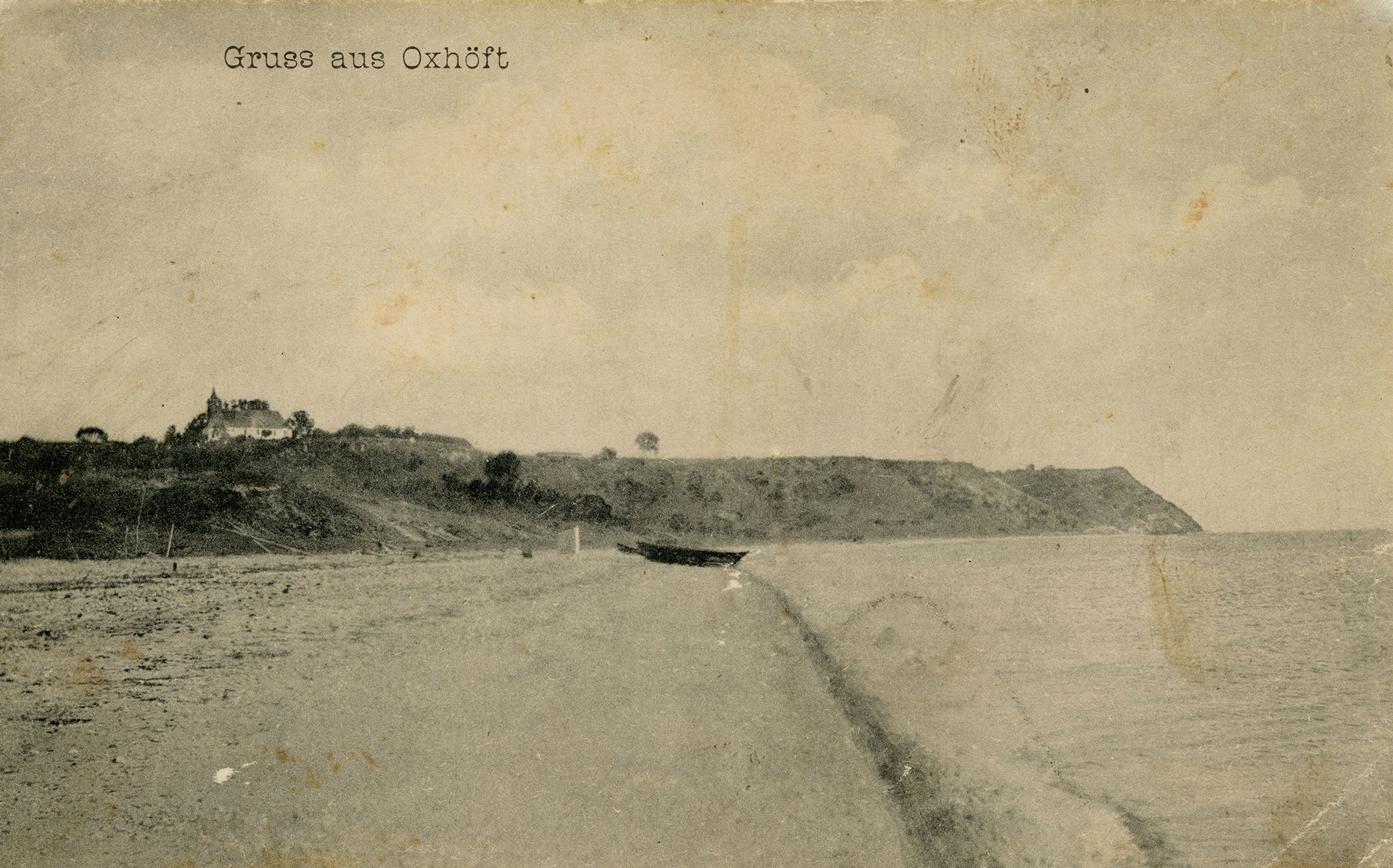 Widok na Kępę Oksywską z kościołem p.w. św. Michała Archanioła z plaży, która obecnie zalana jest wodą basenu XI gdyńskiego portu. Źródło: karta pocztowa z 1910 roku / gdyniawsieci.pl