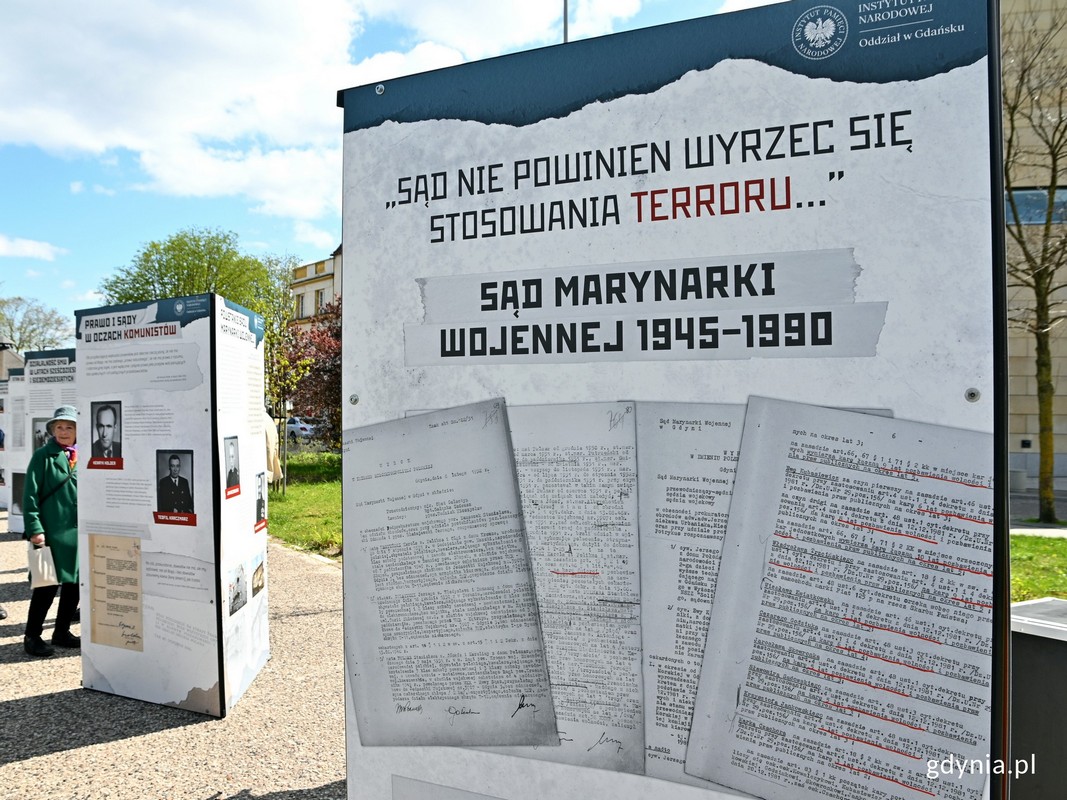 Wystawa „«Sąd nie powinien wyrzec się stosowania terroru...». Sąd Marynarki Wojennej 1945–1990” na placu Wolnej Ukrainy (fot. Magdalena Czernek)