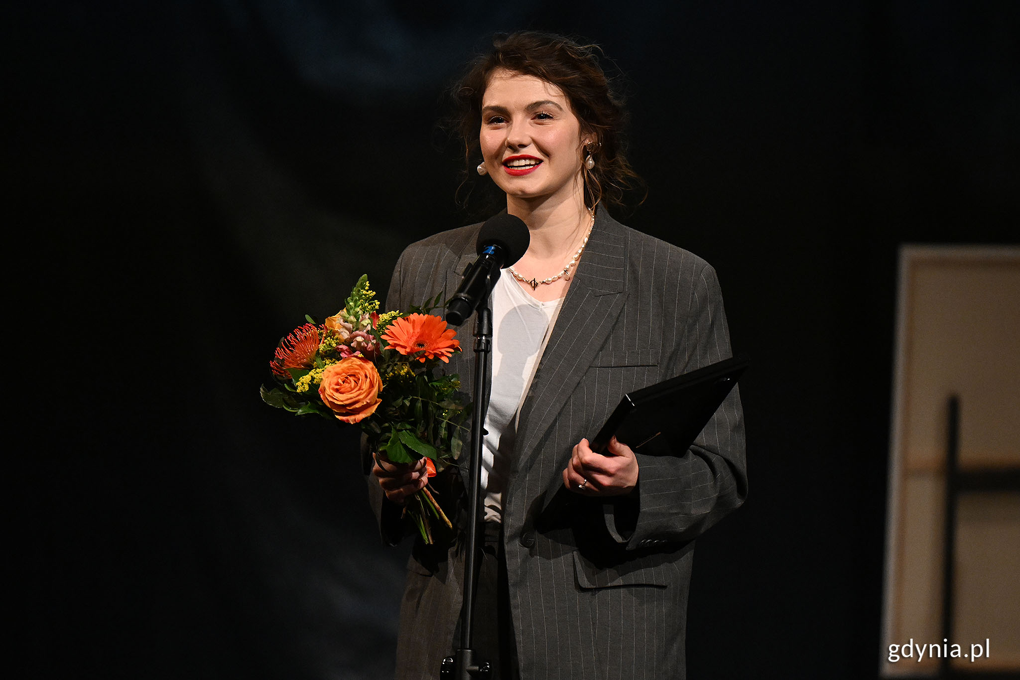 Julia Pawlak, aktorka Teatru Czwarte Miasto i laureatka Nagrody Prezydent Miasta Gdyni, z kwiatami i dyplomem podczas gali z okazji Międzynarodowego Dnia Teatru (fot. Michał Puszczewicz)