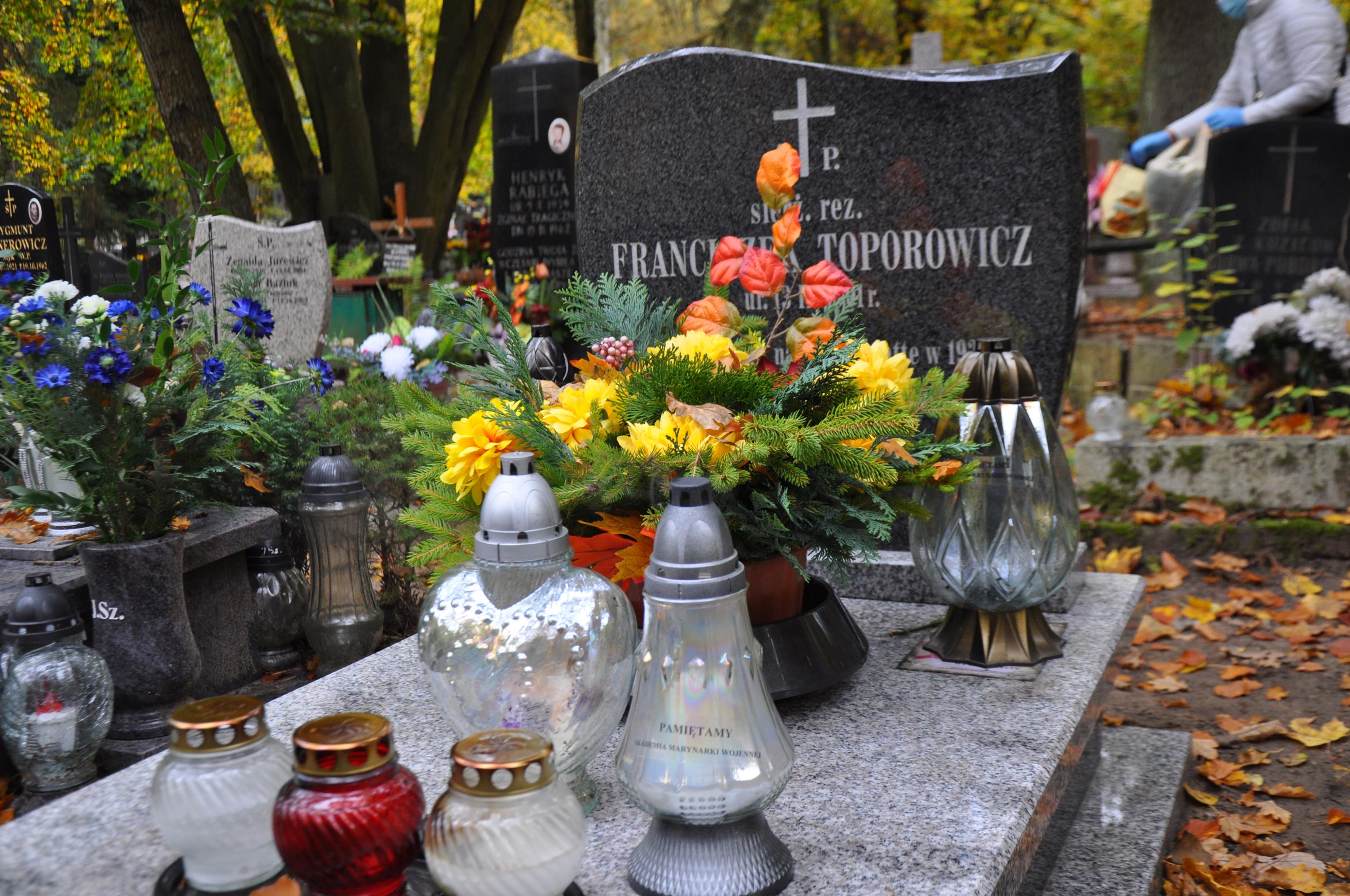 Akademia Marynarki Wojennej troską objęła mogiły zasłużonych żołnierzy, obrońców Wybrzeża i byłych komendantów uczelni // fot. materiały AMW w Gdyni