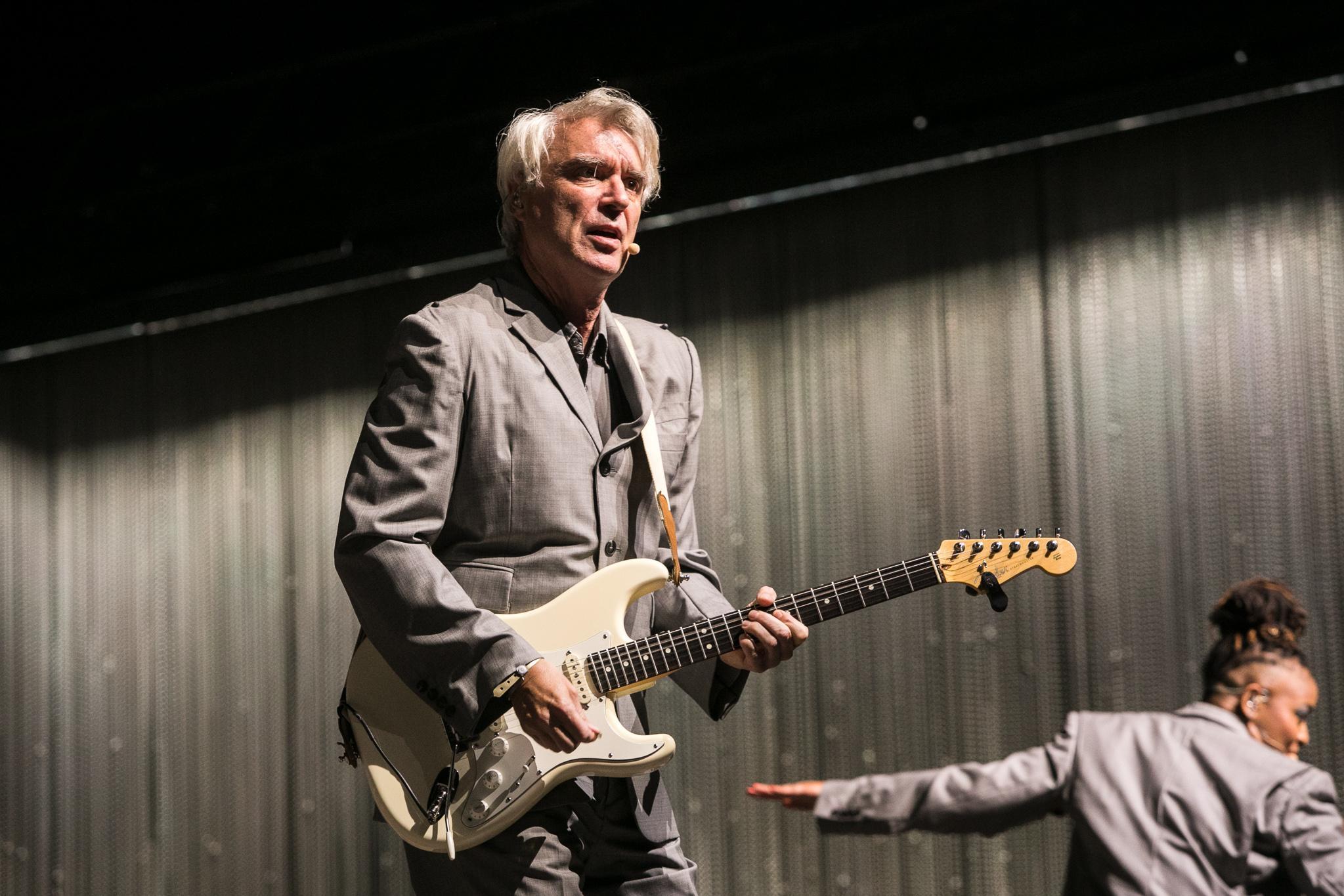 David Byrne podczas występu w Tent Stage, fot. Karol Stańczak