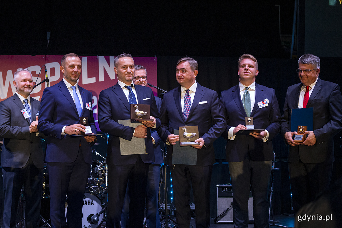 Laureaci Honorowych Nagr&oacute;d Krajowej Izby Gospodarki Morskiej. For. Przemysław Kozłowski