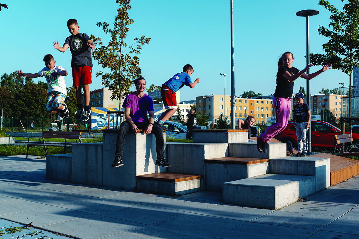 Zajęcia parkour na osiedlu ZOH // fot. Dawid Linkowski