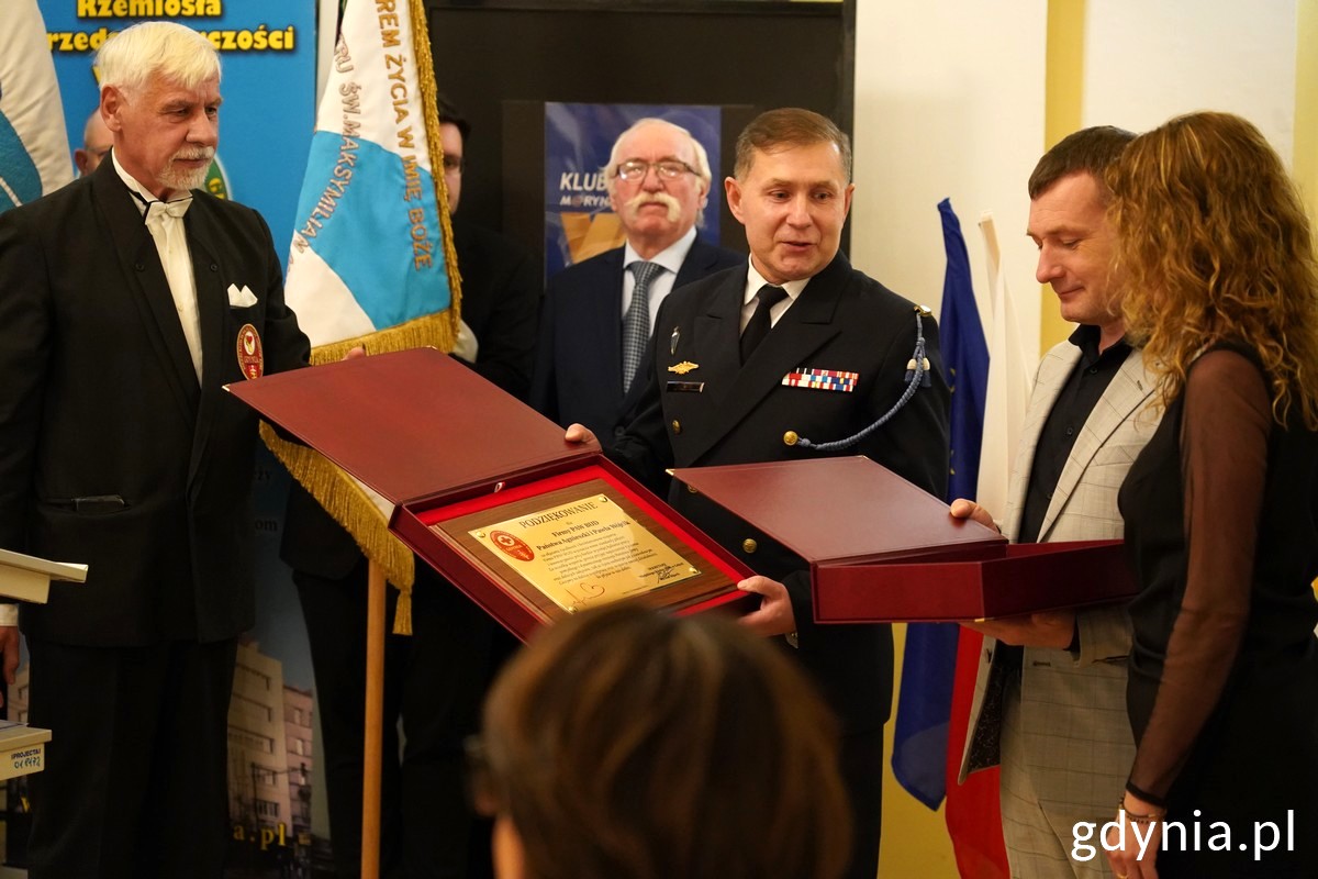 Prezes klubu Paweł Szczepanik i sekretarz klubu Michał Bijo wręczają podziękowanie Agnieszce i Pawłowi Wójcikom