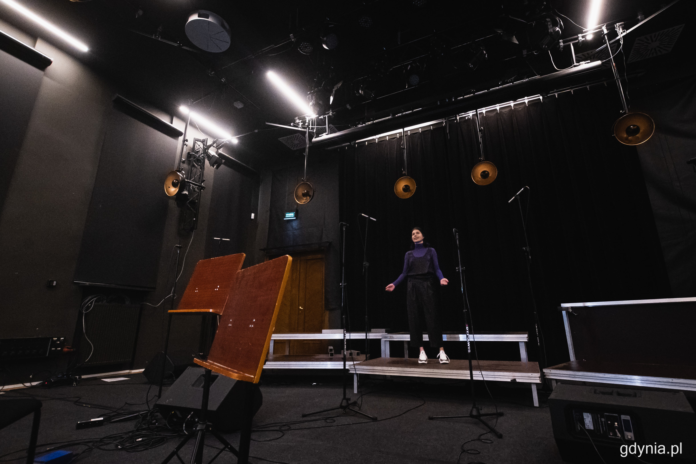Olena Yanchuk na scenie Konsulatu Kultury. W sali, w której się znajduje, ustawione są pulpity muzyczne i mikrofony // fot. Kamil Złoch