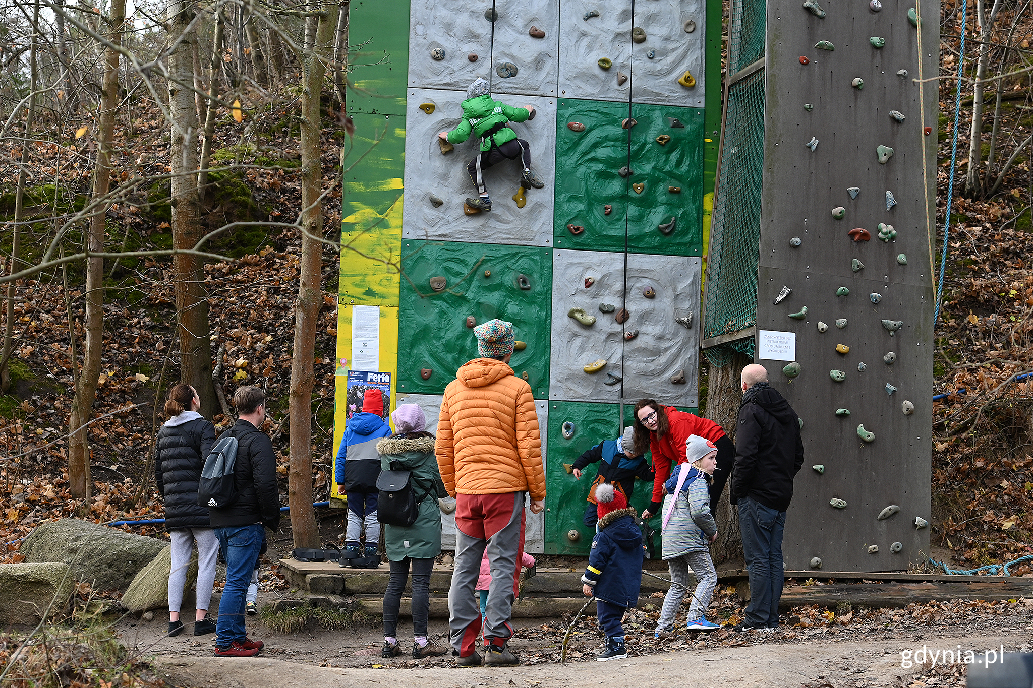 Jedna z atrakcji w kolibki Adventure Parku z okazji Międzynarodowego Dnia Praw Dziecka - ścianka wspinaczkowa. Gdynianie chętnie z niej korzystali // fot. Michał Puszczewicz