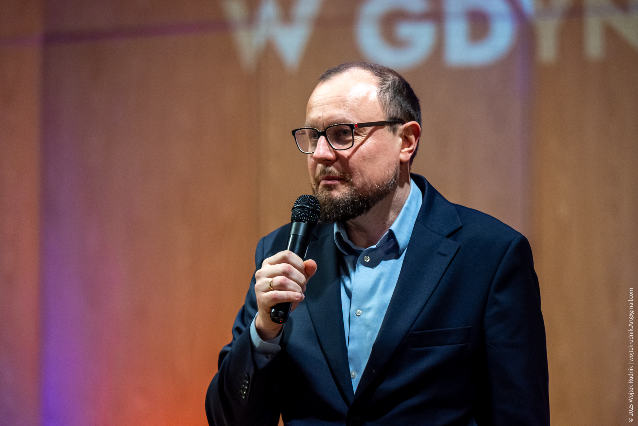Mariusz Bzdęga, dyrektor zarządzający ds. kultury i aktywności mieszkańców otwiera festiwal Martinez