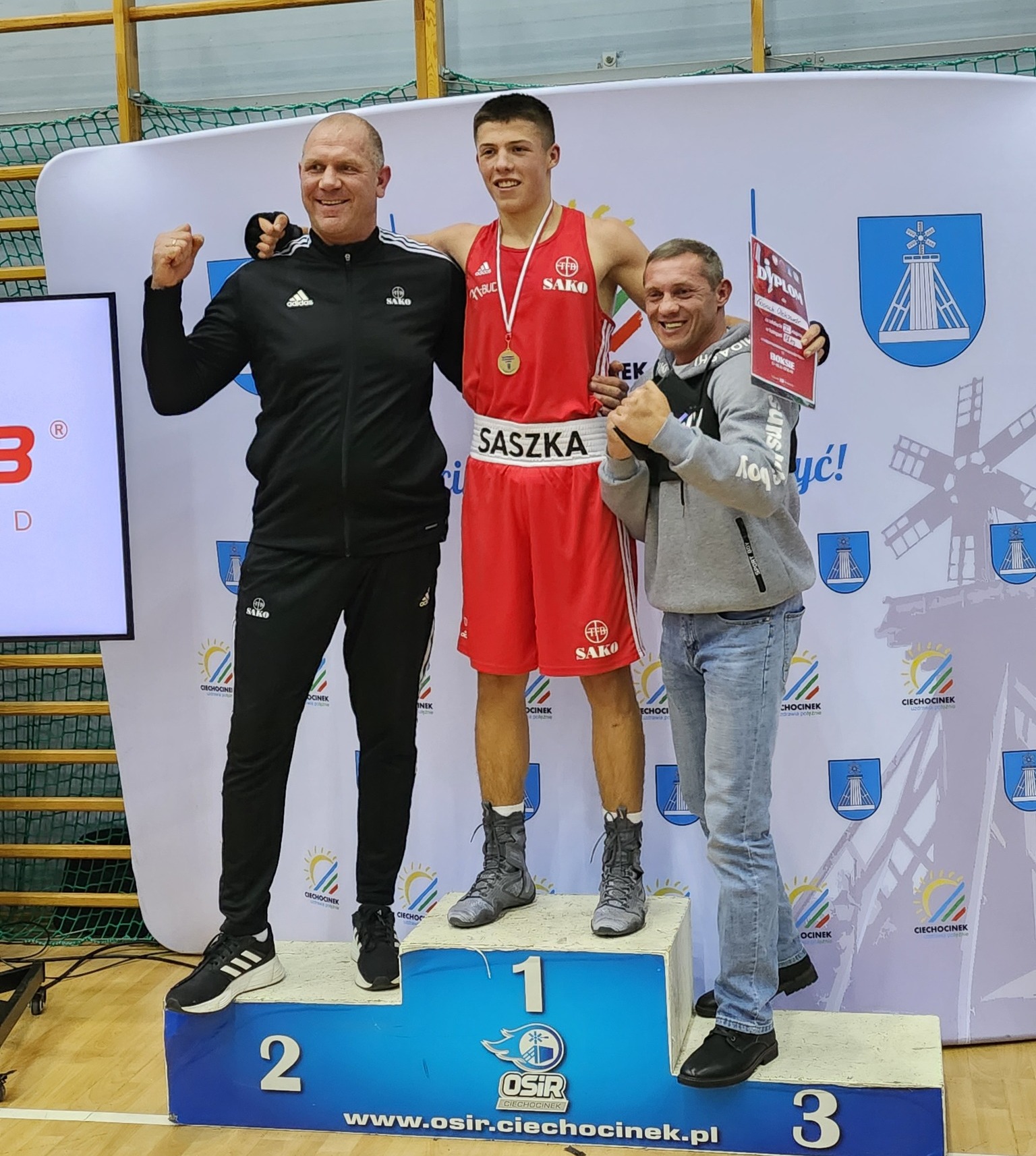 Oleksandr Kopach na najwyższym stopniu podium wraz z trenerami / fot. Klub sportowy SAKO 