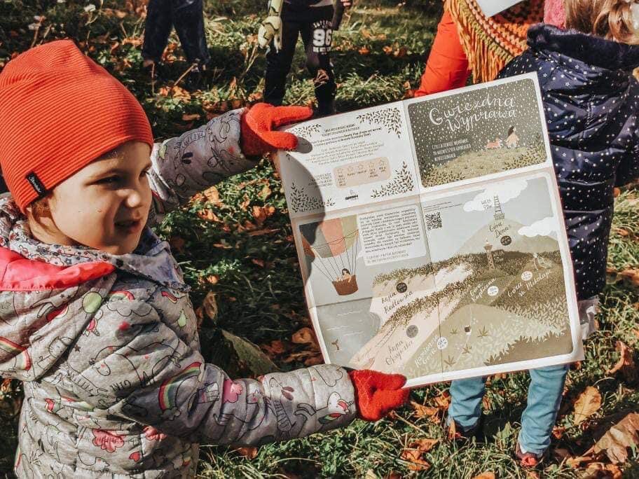 Dziewczyna trzymająca w ręku mapkę spacerową "Gwiezdna wyprawa" // fot. materiały prasowe