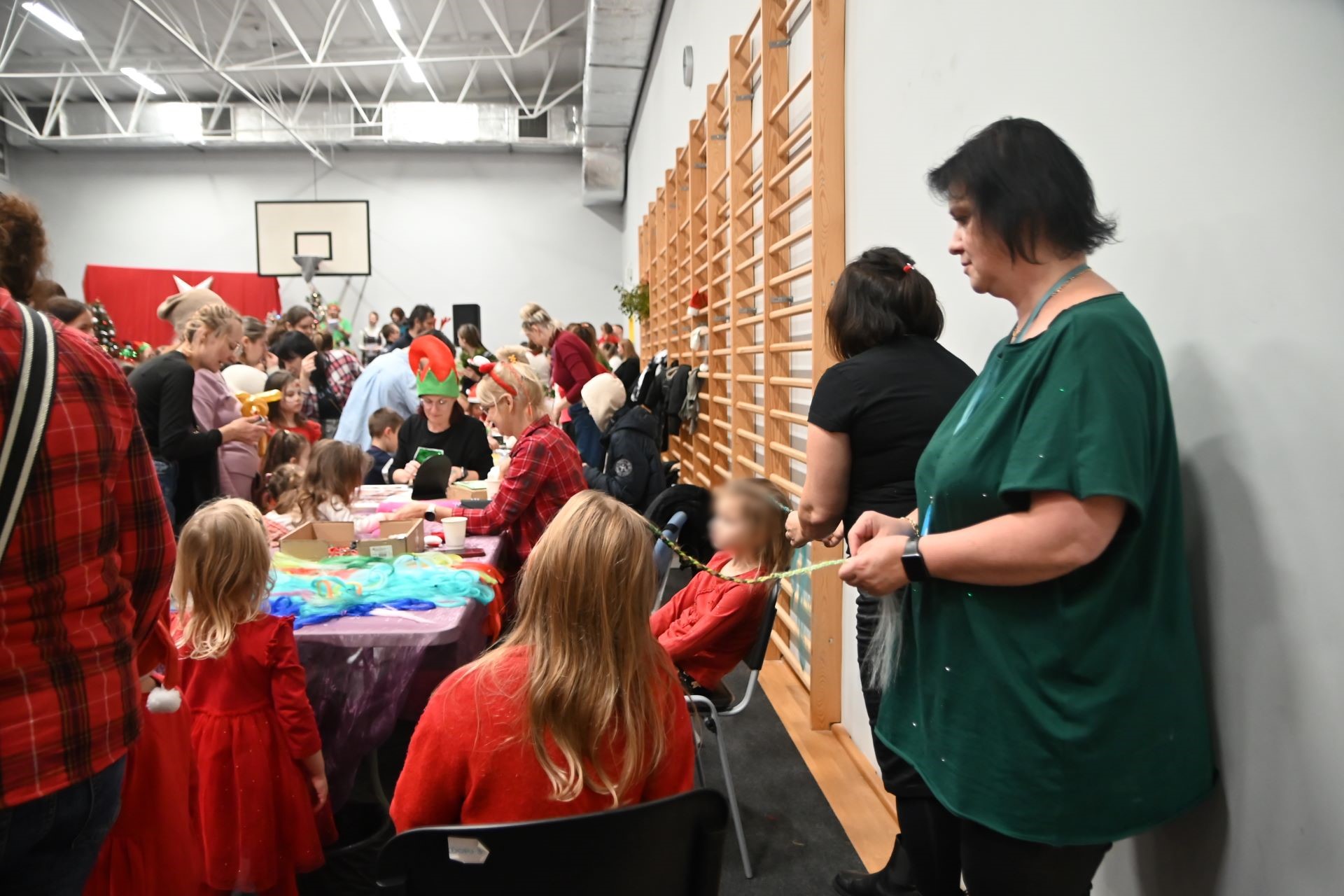 grupa ludzi na spotkaniu choinkowym