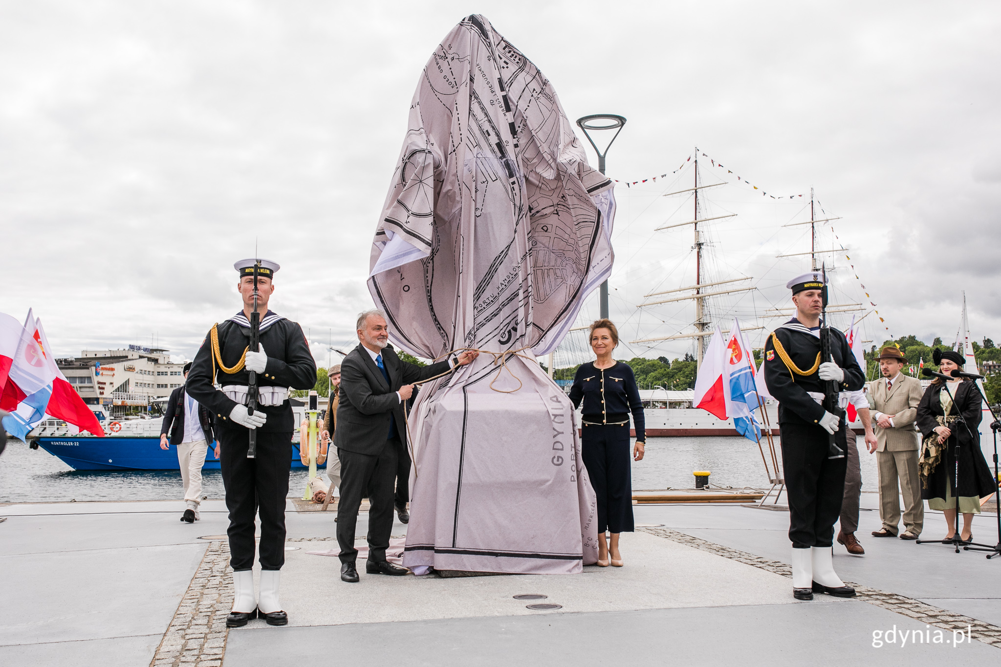 Pomnik przy dźwiękach syren statków wraz z prezydentem Gdyni Wojciechem Szczurkiem odsłoniła wnuczka Tadeusza Wendy Hanna Wenda-Uszyńska.