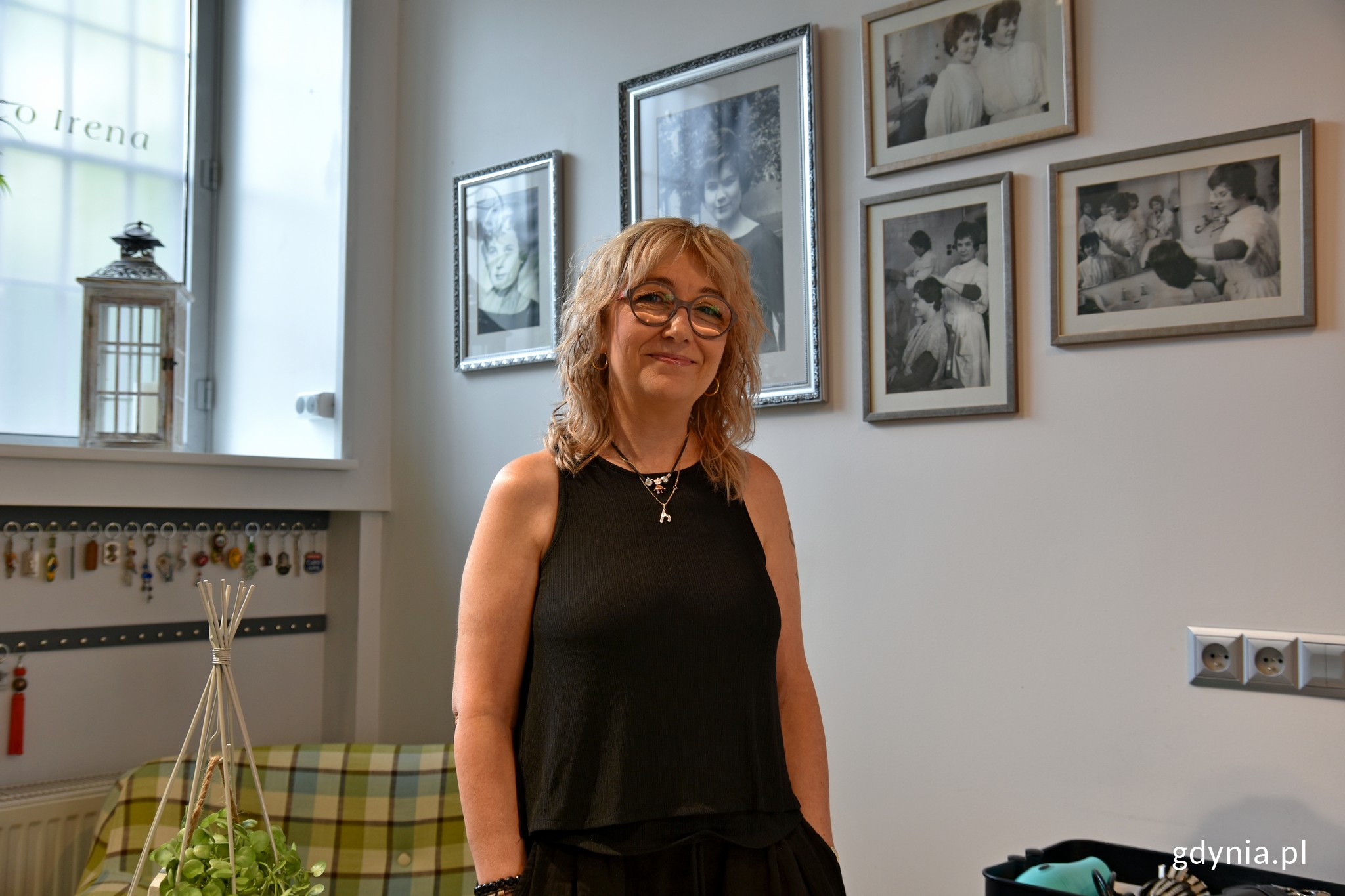 Iwona Zagórska, właścicielka salonu fryzjerskiego „Eco Irena”. W tle zdjęcia Ireny - założycielki salonu // fot. Magdalena Czernek