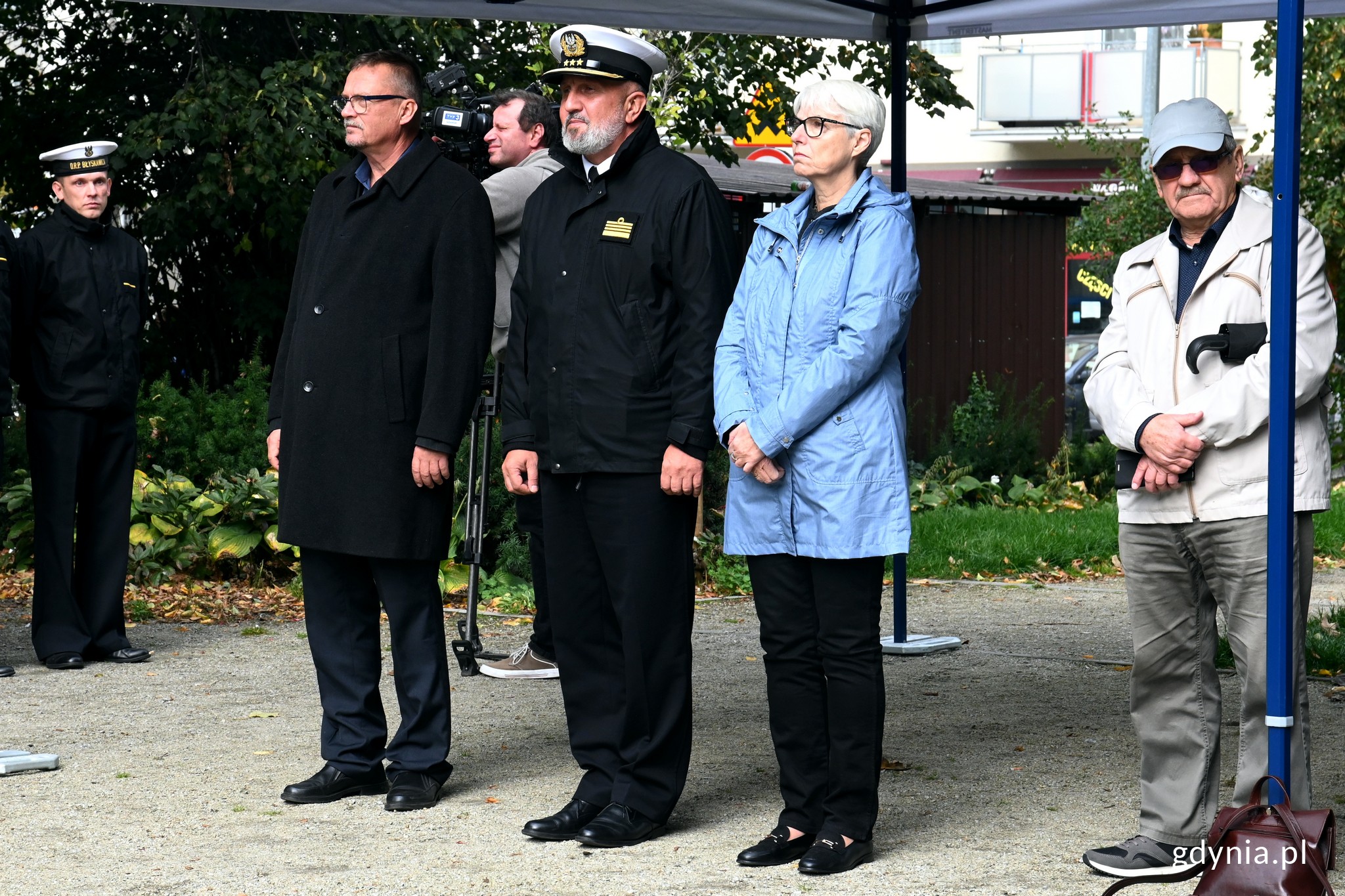 Od lewej: Tomasz Miegoń - dyrektor Muzeum Marynarki Wojennej, kmdr Walter Jarosz - szef szkolenia 3. Flotylli Okrętów i poprzedni dowóda "Błyskawicy" oraz Joanna Zielińska - przewodnicząca Rady Miasta Gdyni podczas prezentacji muralu uwieczniającego "Błyskawicę" // fot. Magdalena Czernek