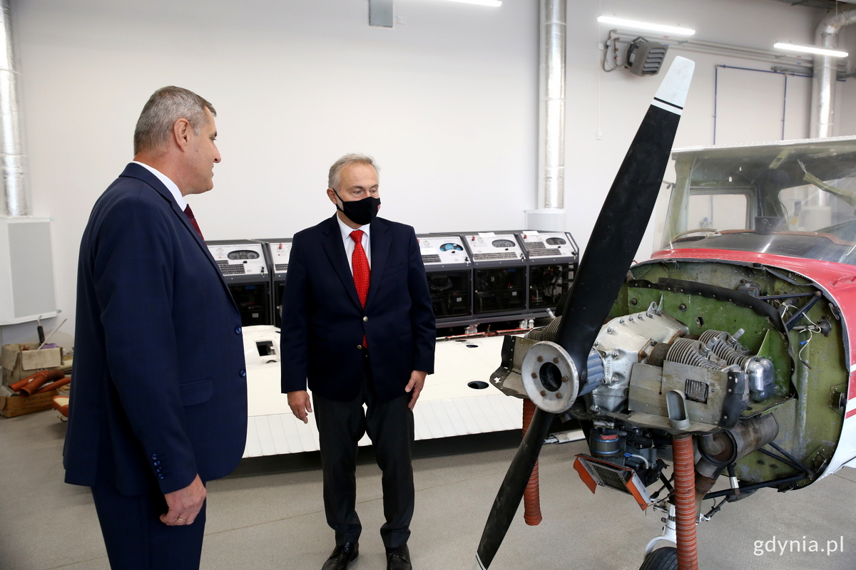 Prezydent Gdyni Wojciech Szczurek przy modelu samolotu, który posłuży w edukacji mechaników lotniczych w CKZiU nr 1 // fot. Przemysław Kozłowski