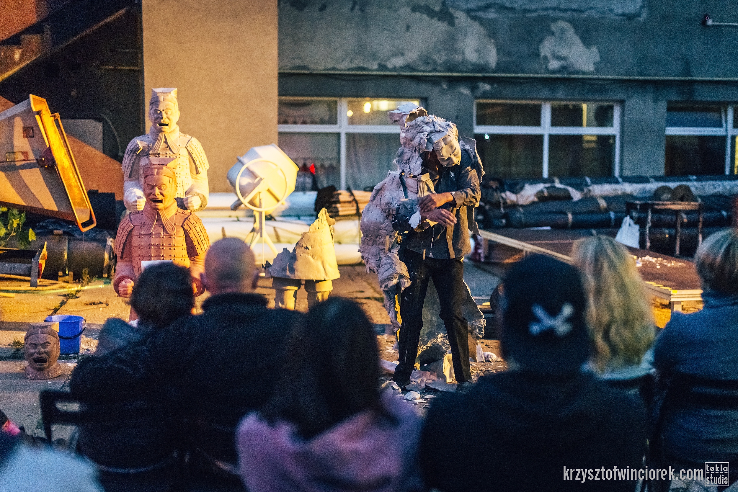 Zdjęcie ze spektaklu „Warunki zabudowy”, który można obejrzeć placu przy Gdyńskim Przedsiębiorstwie Handlowym Surtex w ramach festiwalu „Pociąg do Miasta” // fot. Krzysztof Winciorek