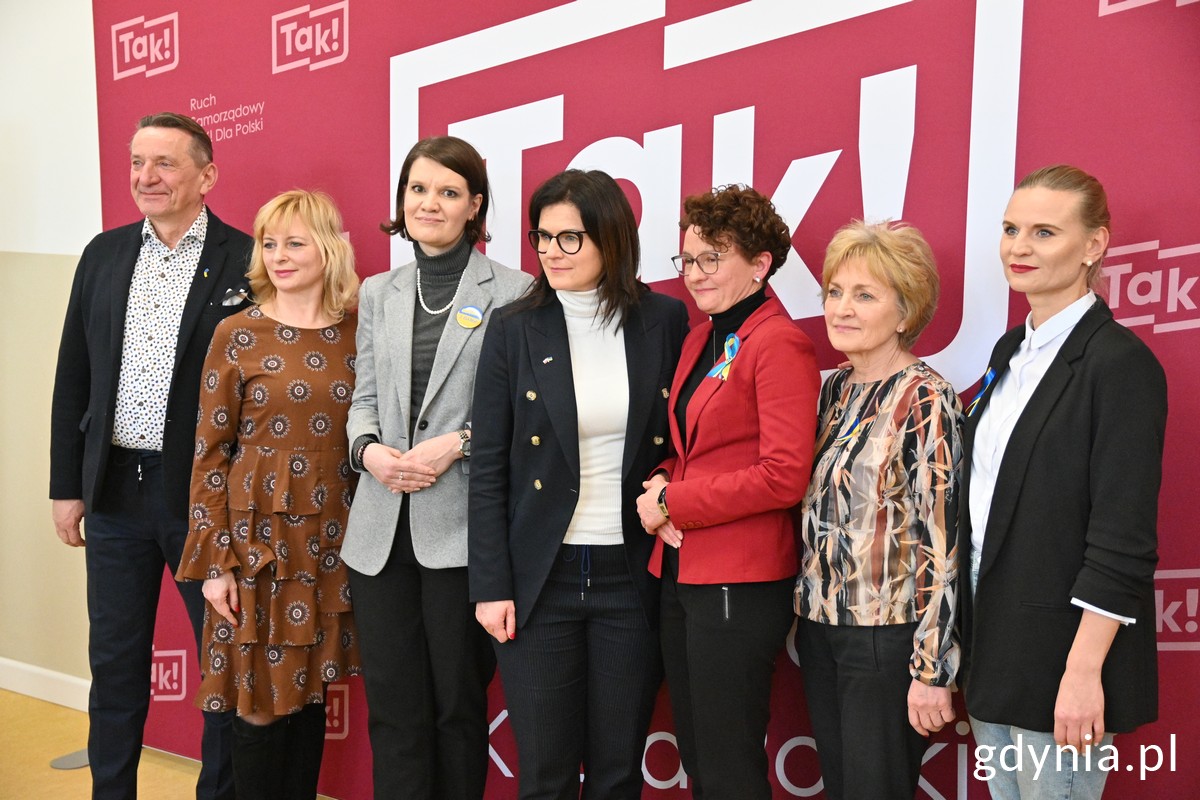 Na zdj. (od lewej): wicemarszałek województwa pomorskiego Leszek Bonna, Olena Matviichuk, wiceprezydent Gdyni Katarzyna Gruszecka-Spychała, prezydent Gdańska Aleksandra Dulkiewicz, wiceprezydent Sopotu Magdalena Czarzyńska-Jachim, wójt gminy Pruszcz Gdański Magdalena Kołodziejczak i wiceprezydent Słupska Marta Makuch // fot. Magdalena Śliżewska