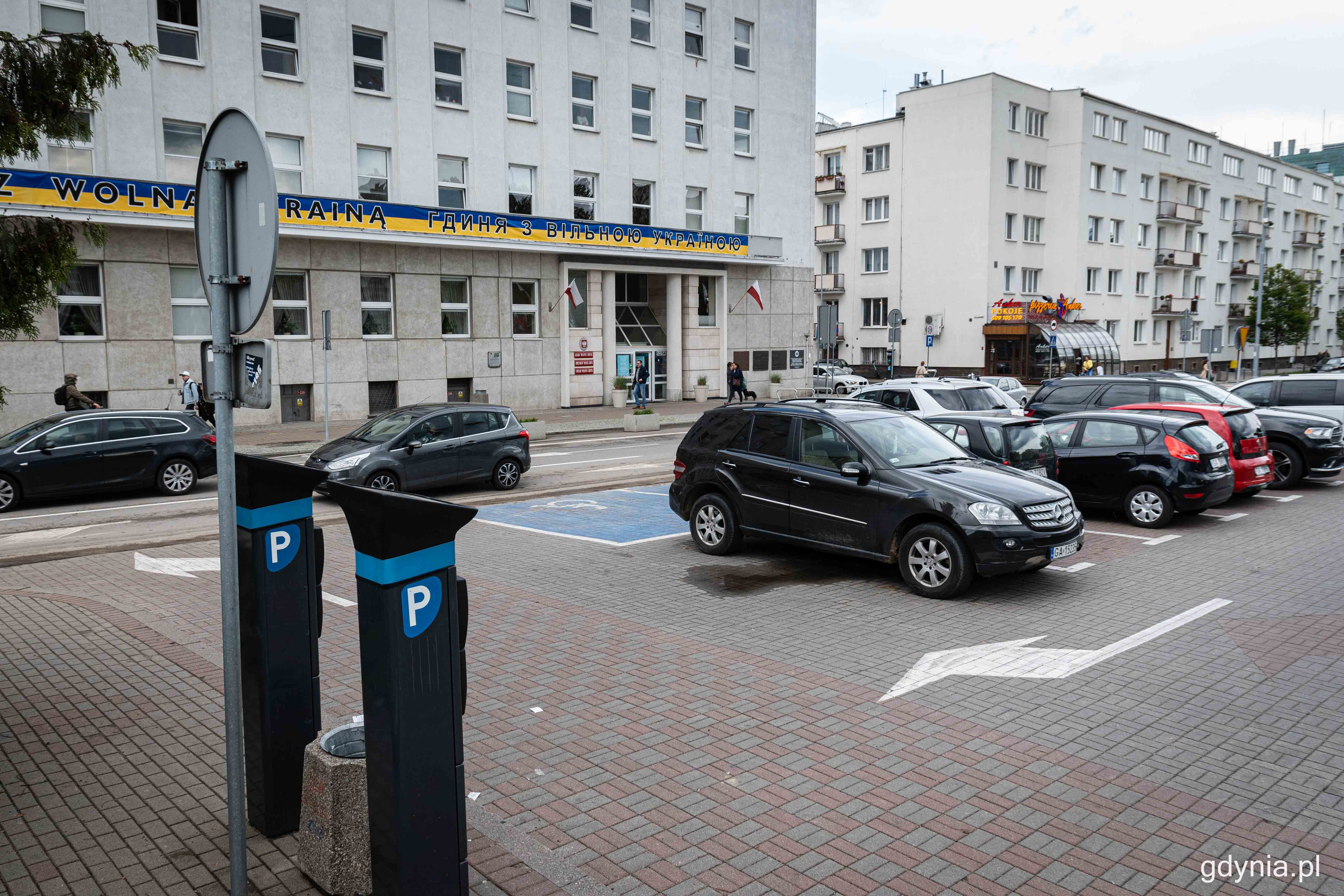 Parking widoczny na zdjęciu przekształci się w zieloną przestrzeń - miejsca parkingowe znajdą się pod ziemią, fot. Kamil Złoch