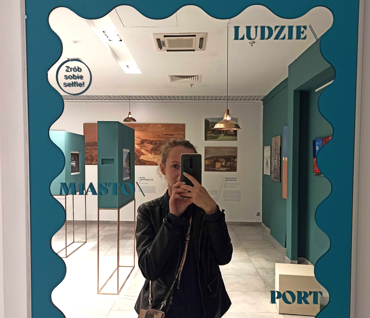 Dostępny czwartek z przewodnikiem po wystawie „LUDZIE \ MIASTO \ PORT”