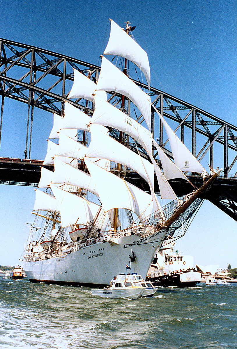 Dar Mlodziezy pod Harbour Bridge Sydney 1988. Fot.Graeme K. Andrews Press Club Polska