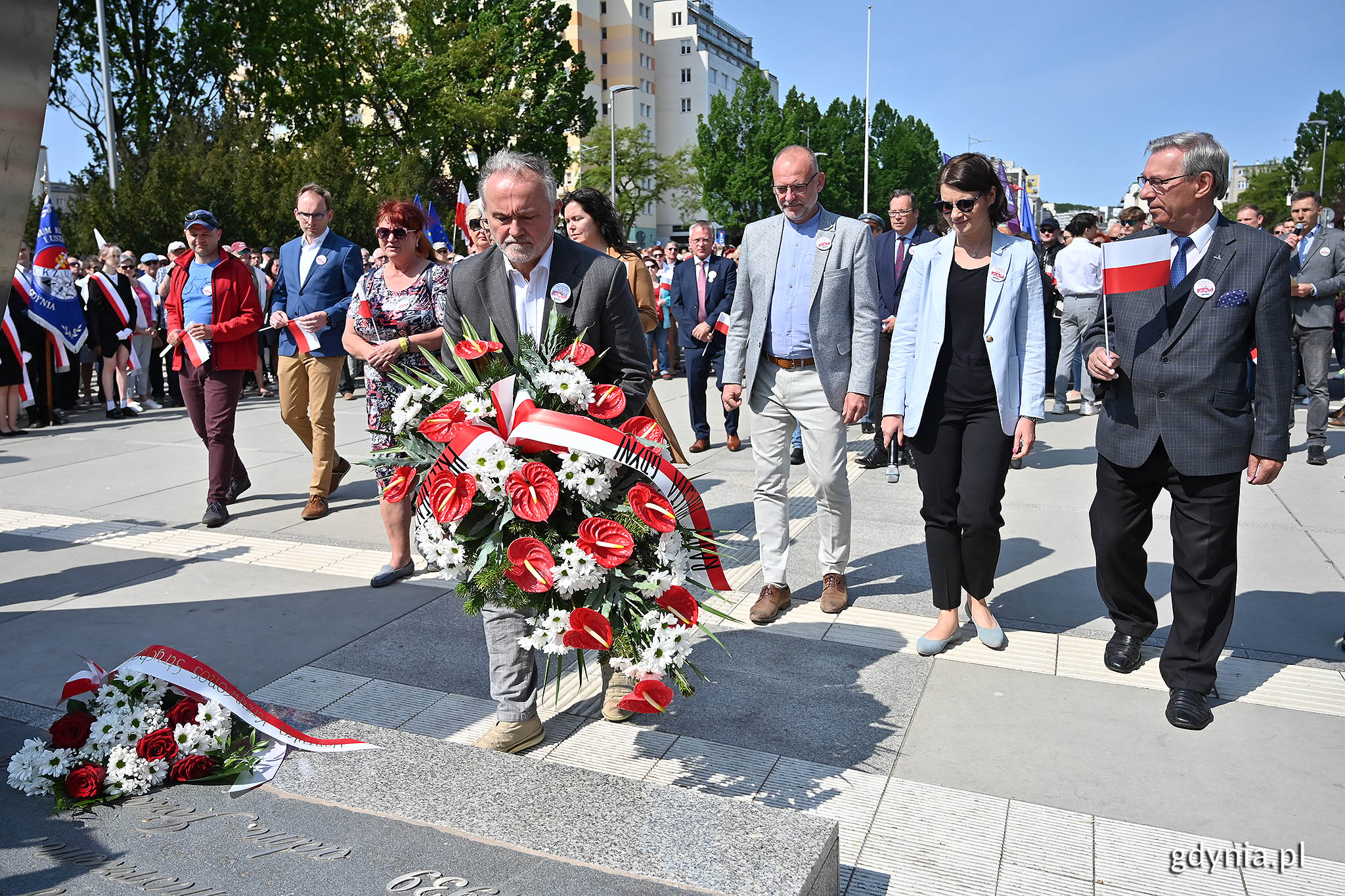 Wiązankę przed pomnikiem Polski Morskiej składają: prezydent Wojciech Szczurek (na pierwszym planie) oraz (od prawej): radny Zenon Roda, wiceprezydentka Katarzyna Gruszecka-Spychała, wiceprezydent Michał Guć, radne: Anna Myszka, Elżbieta Raczyńska, Danuta Styk, wiceprzewodniczący Rady Miasta Gdyni Jakub Ubych oraz radny Jakub Furkal