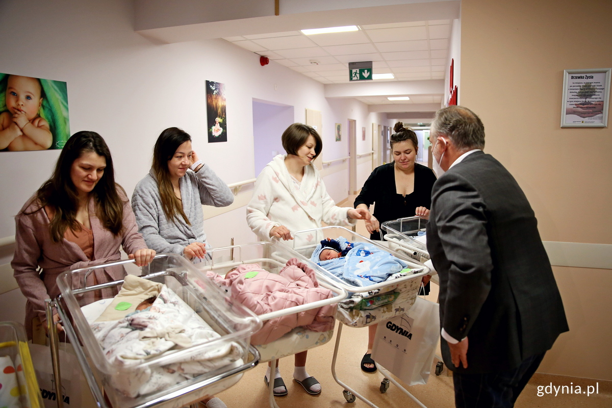 Prezydent Gdyni Wojciech Szczurek wręcza mamo dzieci urodzonych 10 lutego prezenty. Fot. Przemysław Kozłowski