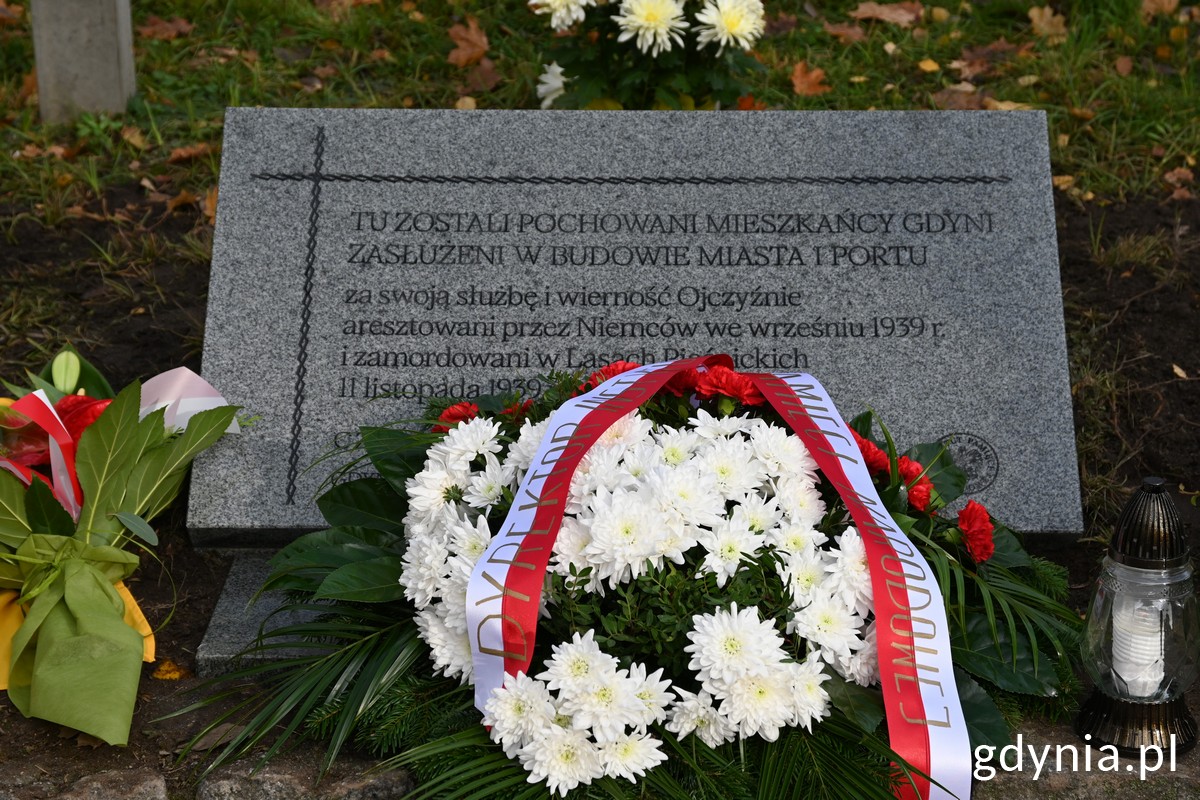  To zostali pochowani mieszkańcy Gdyni zasłużeni w budowie miasta i portu. Za swoją służbę i wierność Ojczyźnie aresztowani przez Niemców we wrześniu 1939 r. i zamordowani w Lasach Piaśnickich 11 listopada 1939 r. 