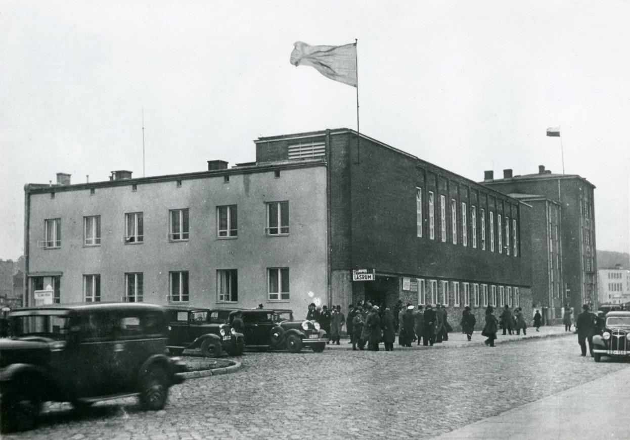Czarnobiałe przedwojenne zdjęcie pokazujące dwa budynki.