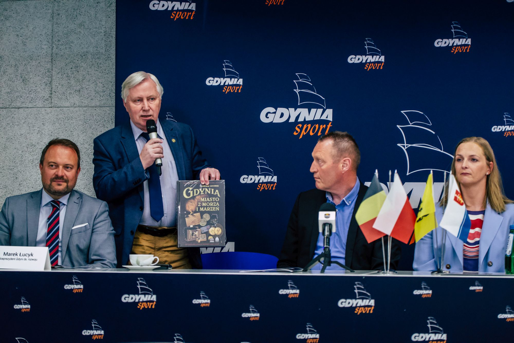prezes Bogusław Witkowski wręczający trenerowi książkę o Gdyni
