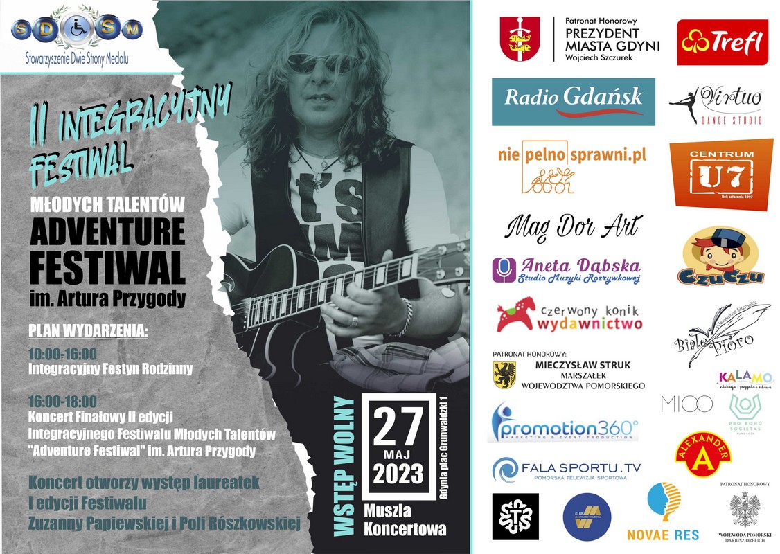 Plakat: Integracyjny Festiwal Młodych Talentów „Adventure Festiwal” im. Artura Przygody. 27 maja na placu Grunwaldzkim, wstęp wolny. Na plakacie muzyk Artur Przygoda z gitarą i w przeciwsłonecznych okularach