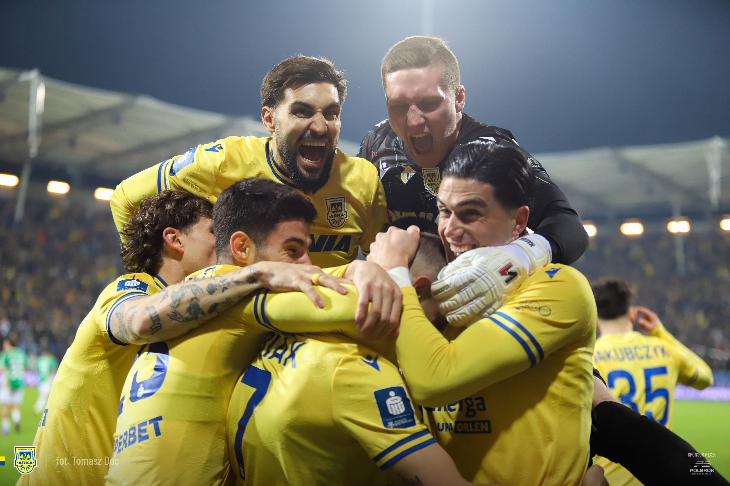 piłkarze po dobyciu gola