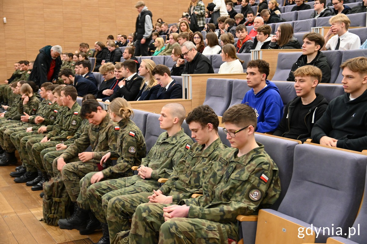 Młodzież podczas Dnia Otwartego w Akademii Marynarki Wojennej