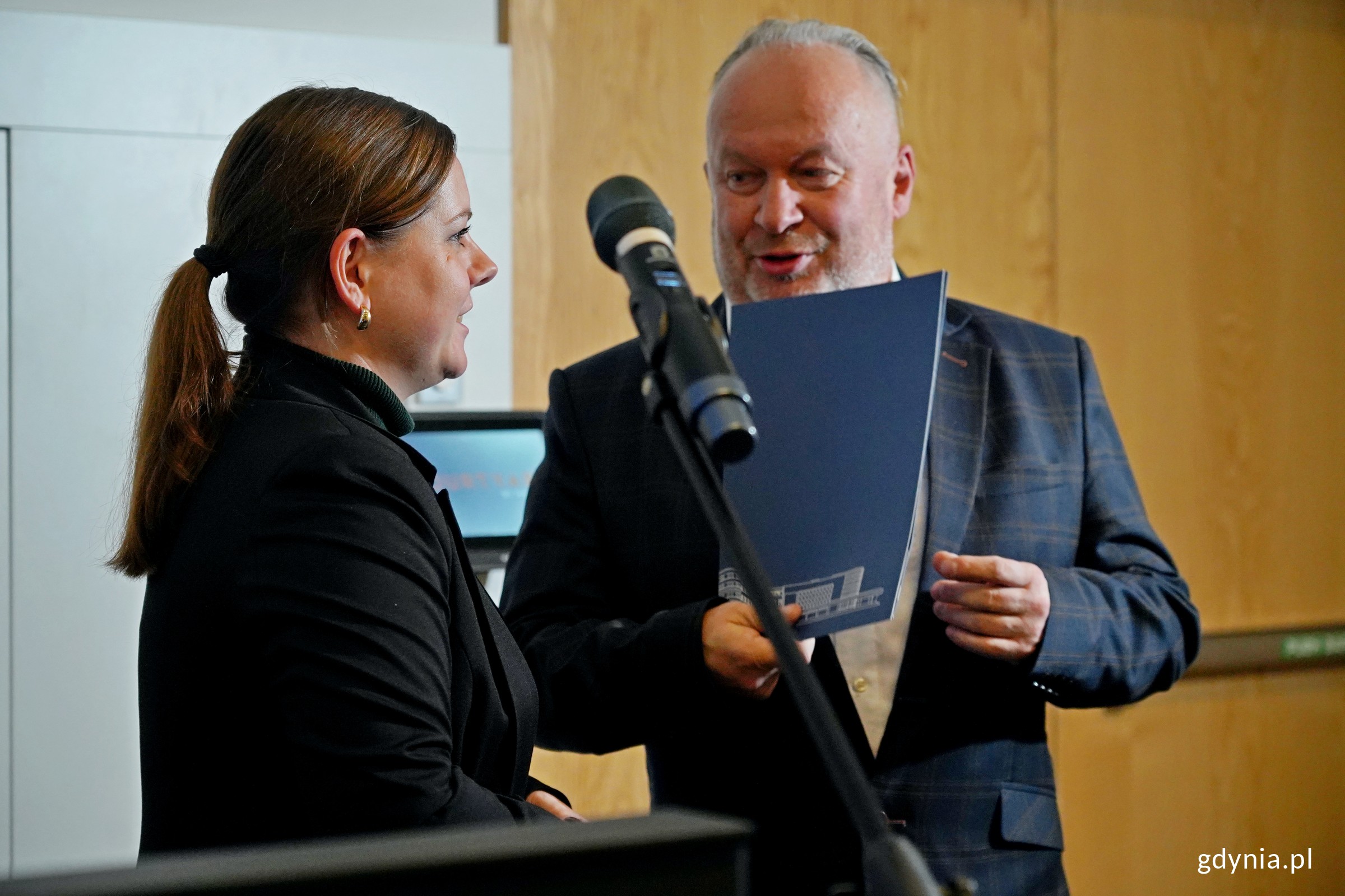 Prezydent Gdyni wręczająca akt powołania Krzysztofowi Jankowskiemu, prezesowi gdyńskiego koła Światowego Związku Żołnierzy Armii Krajowej i pełnomocnik prezydent Gdyni ds. kombatantów i osób represjonowanych (fot. Magdalena Czernek)