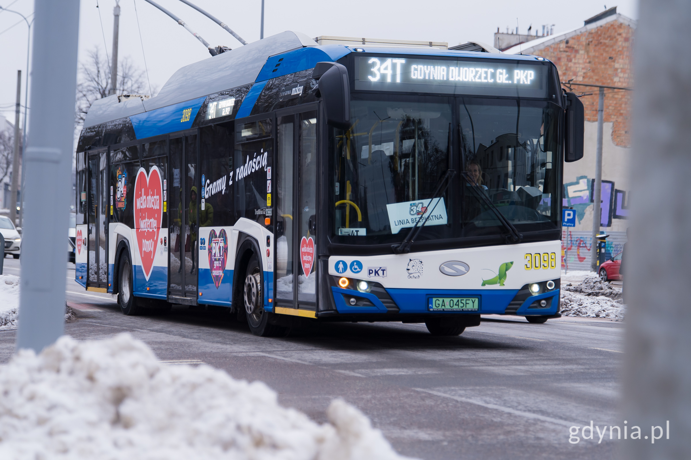Specjalny trolejbus WOŚP jadący jedną z gdyńskich ulic