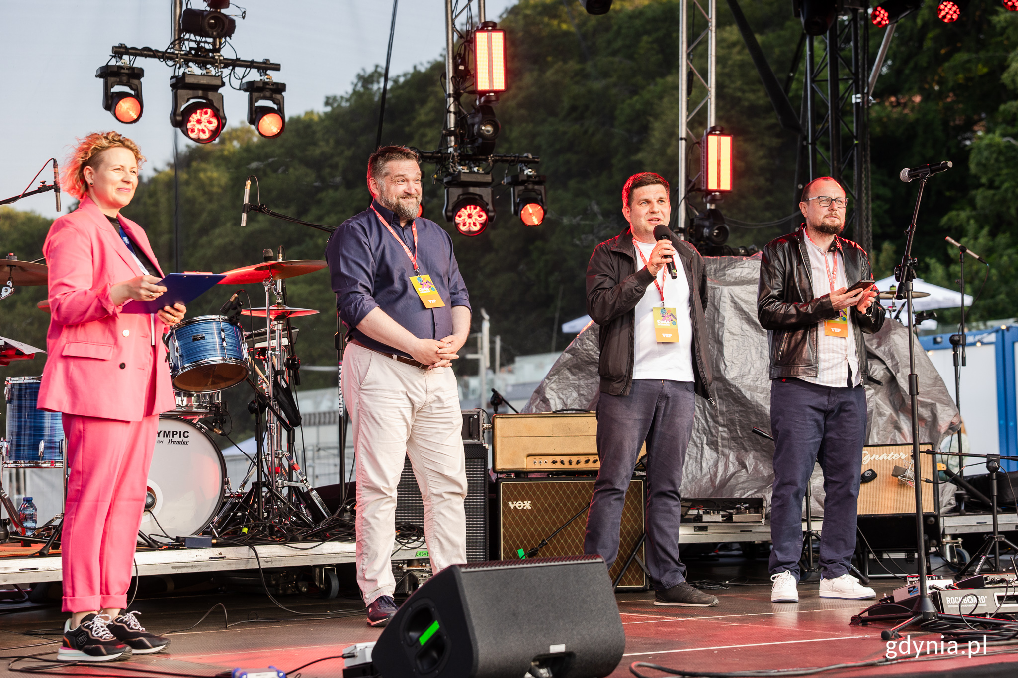 Od prawej: dyrektor zarządzający ds. kultury i aktywności mieszkańców Mariusz Bzdęga, wiceprezydent Maciej Zielonka, przewodniczący Rady Miasta Gdyni Tadeusz Szemiot i prowadząca imprezę
