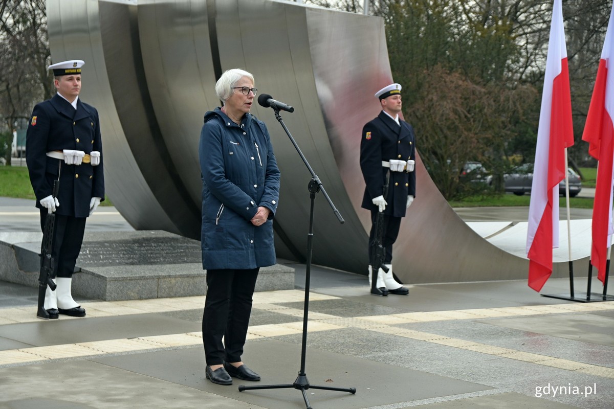 Joanna Zielińska - przewodnicząca Rady Miasta Gdyni przemawiająca podczas obchodów 79. rocznicy zakończenia walk o Gdynię (fot. Dominika Sobiech)