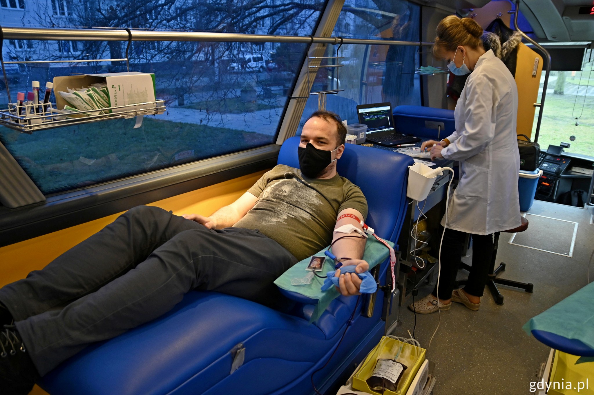 Jeden krwiodawców w mobilnym punkcie pobierania krwi przed Urzędem Miasta Gdyni // fot. Paweł Kukla