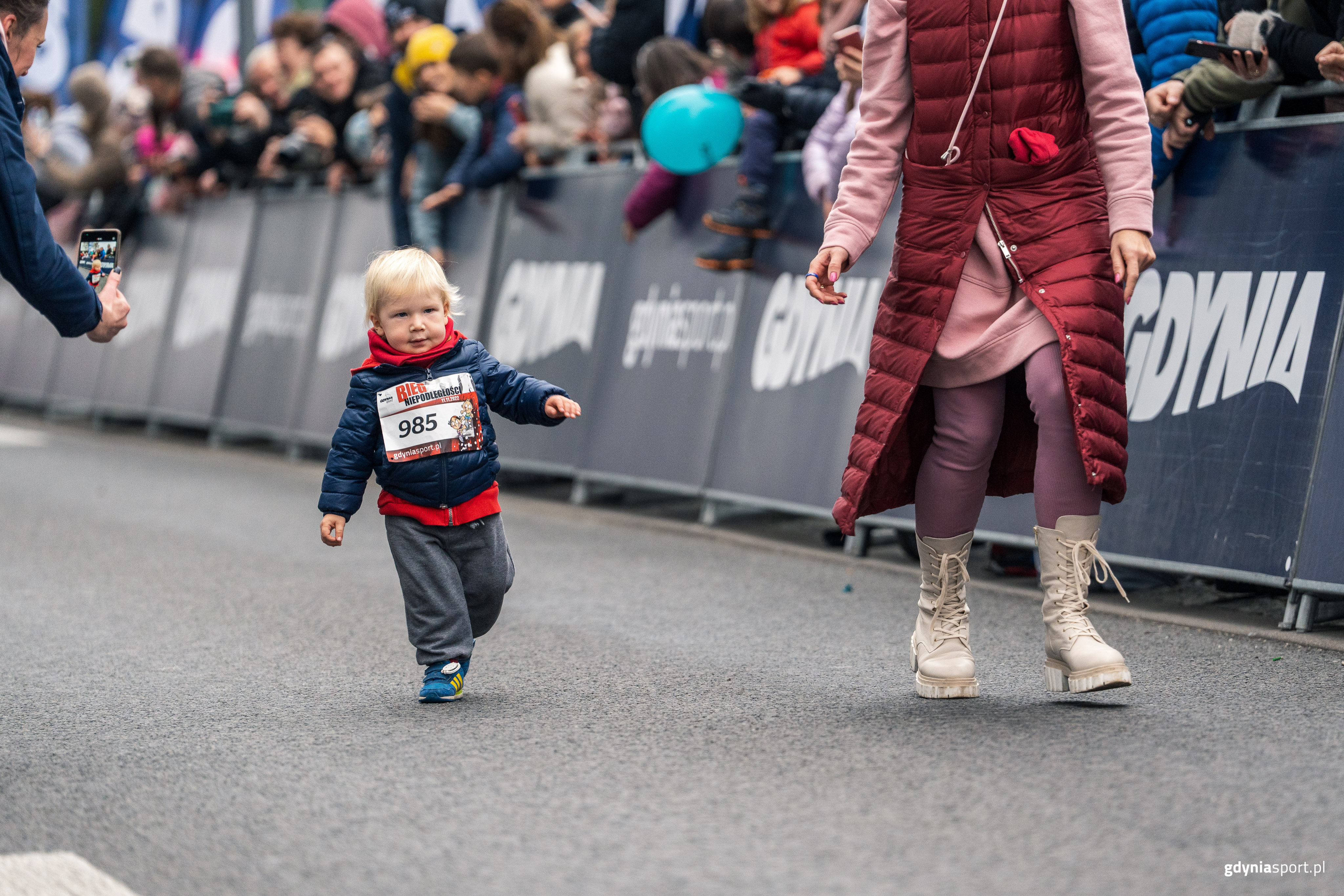 Biegnące dziecko na trasie biegu ulicznego w Gdyni