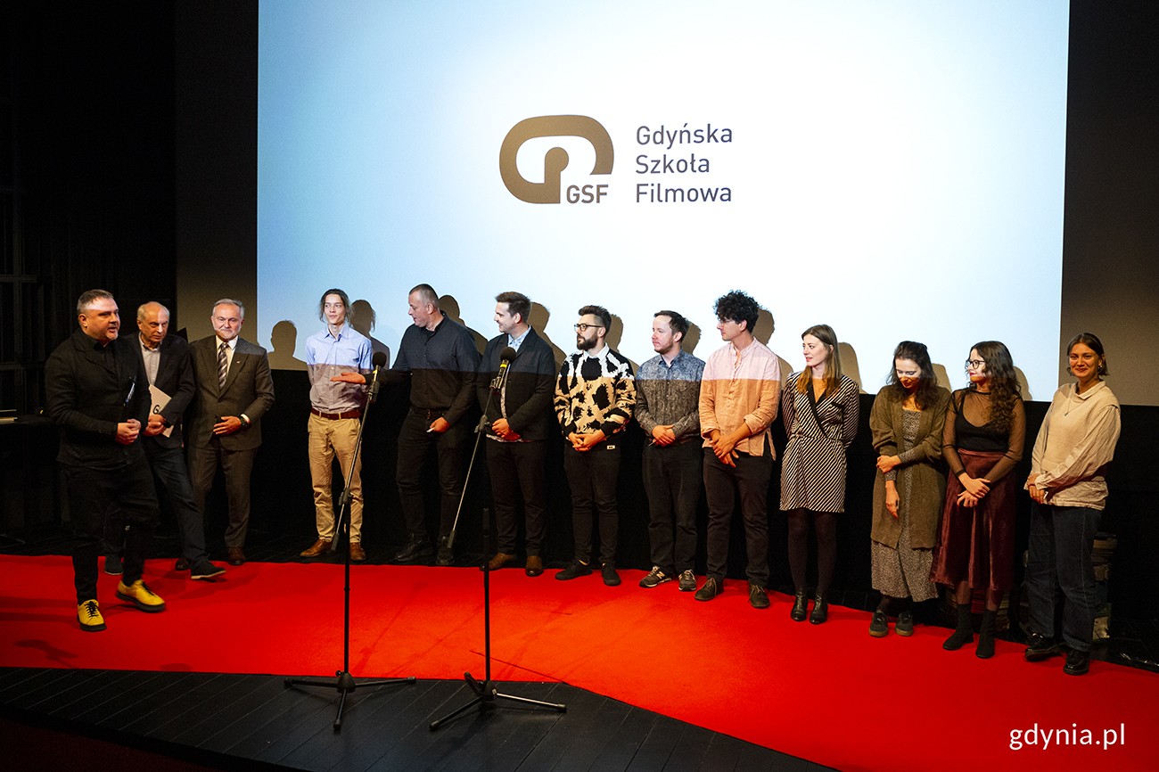 Dyrektor Gdyńskiego Centrum Filmowego Jerzy Rados, dyrektor Gdyńskiej Szkoły Filmowej Leszek Kopeć, prezydent Gdyni Wojciech Szczurek i studenci 1. roku GSF. Fot. Przemysław Kozłowski