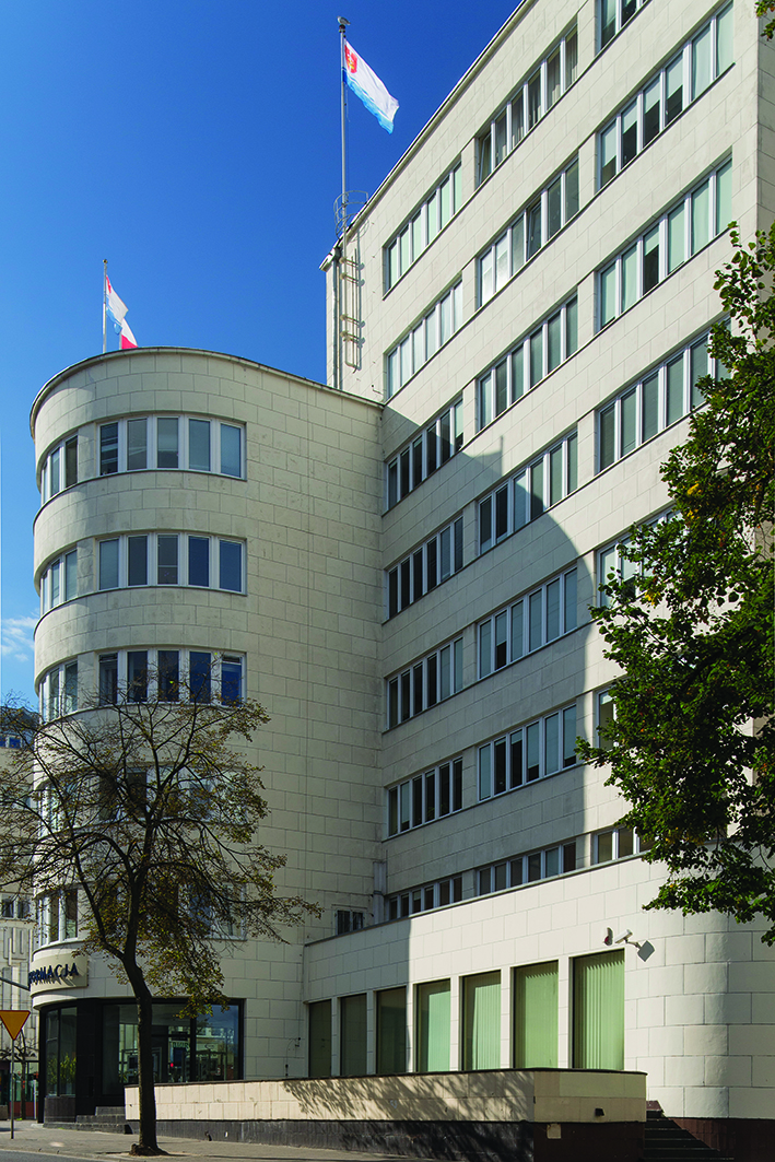Budynek biurowy ZUS, ob. Urząd Miasta Gdyni przy ul. 10 Lutego 24, jedyny w Gdyni przykład budynku, w którym płytami kamiennymi oblicowano wszystkie elewacje.