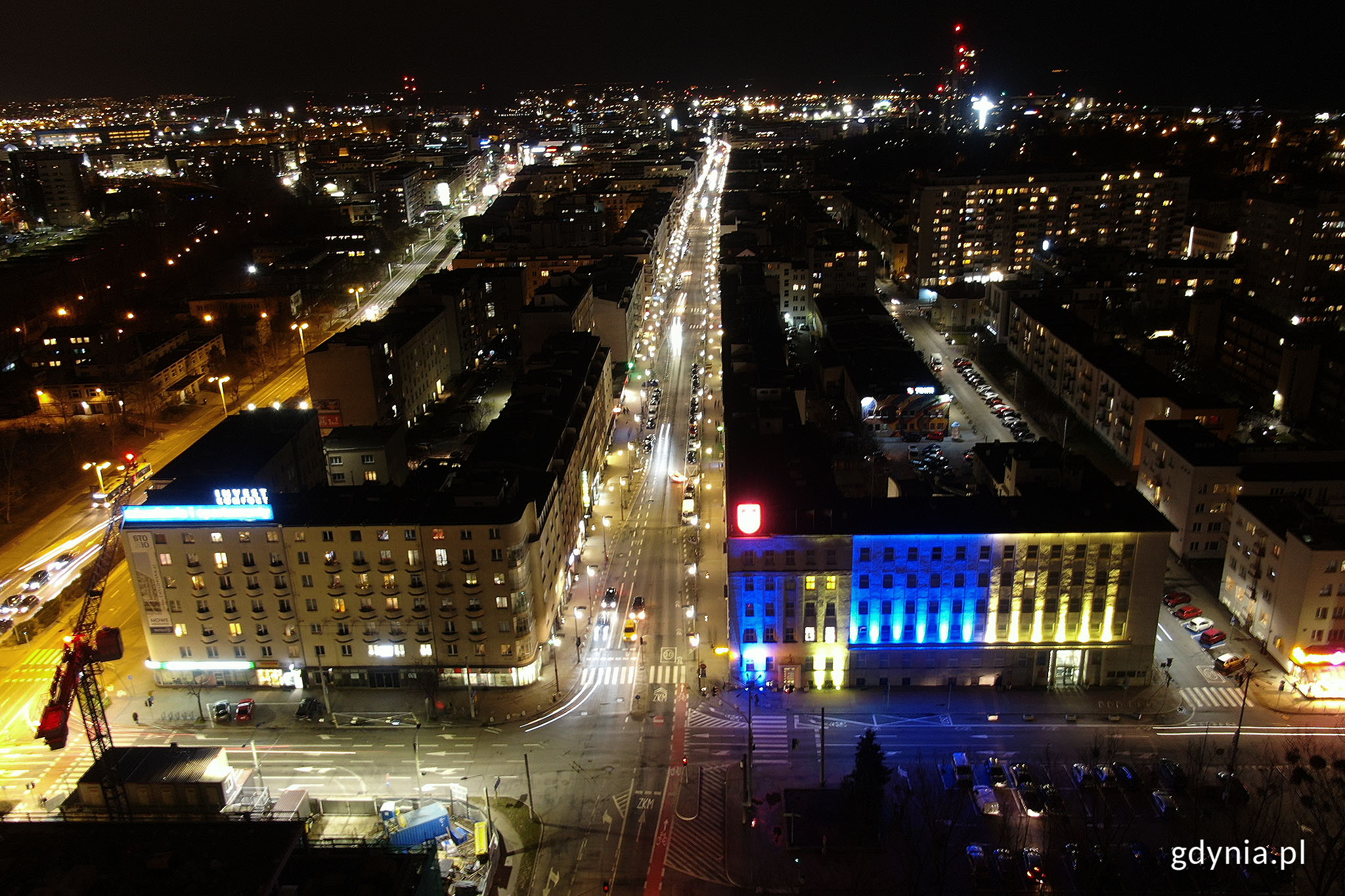 Budynek Urzędu Miasta podświetlony na niebiesko-żółto. Fot. Michał Puszczewicz