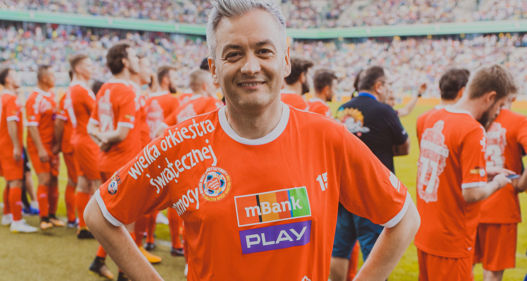 Były prezydent Słupska Robert Biedroń w tym roku przekazał koszulkę piłkarską reprezentacji WOŚP, fot. materiały prasowe.
