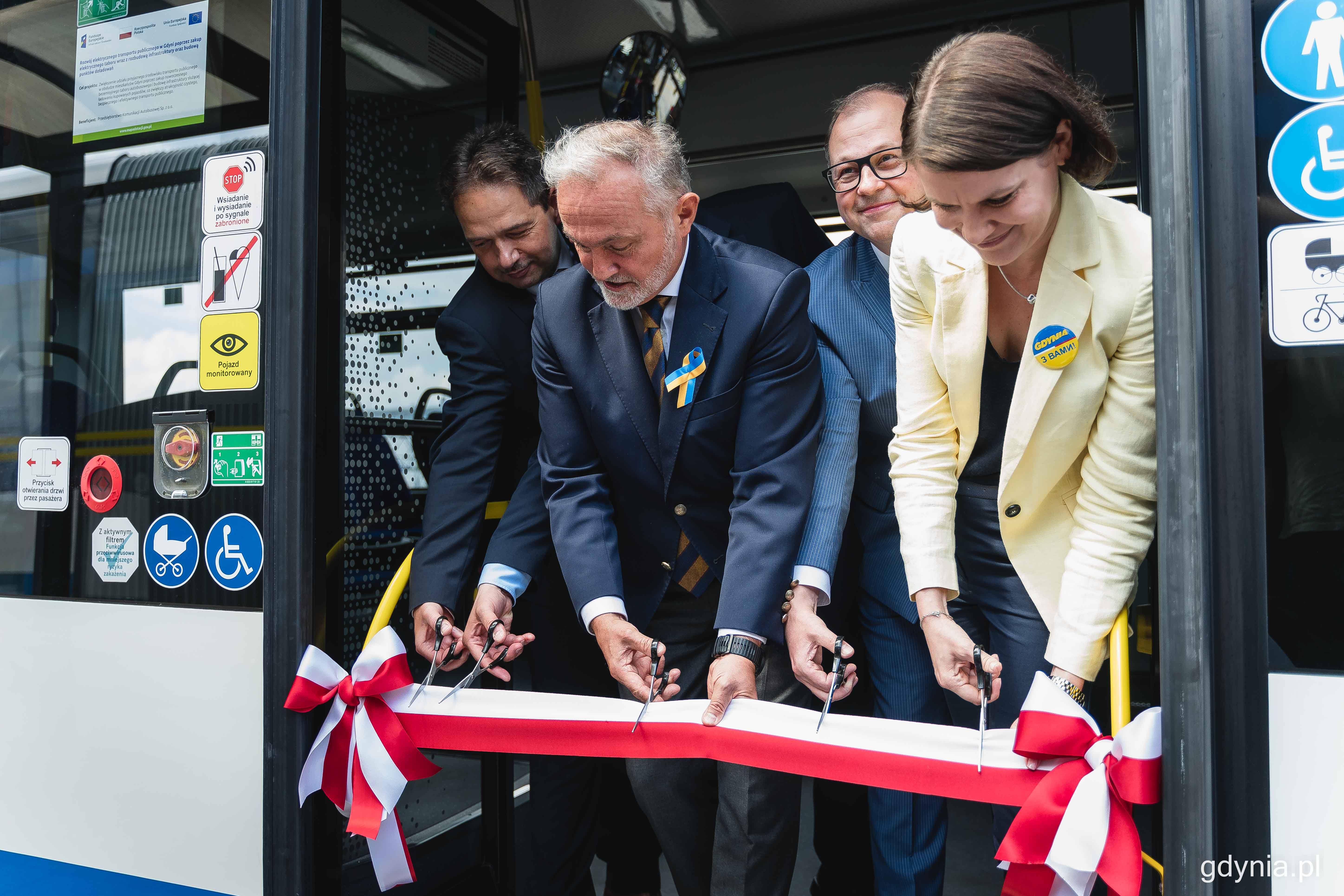 Symboliczne przecięcie wstęgi w pierwszym z nowych elektrobusów. Od lewej Hubert Kołodziejski - dyrektor ZKM Gdynia, Wojciech Szczurek - prezydent Gdyni, Artur Konarski - EvoBus Polska i Katarzyna Gruszecka-Spychała, wiceprezydent Gdyni ds. gospodarki, fot. Kamil Złoch