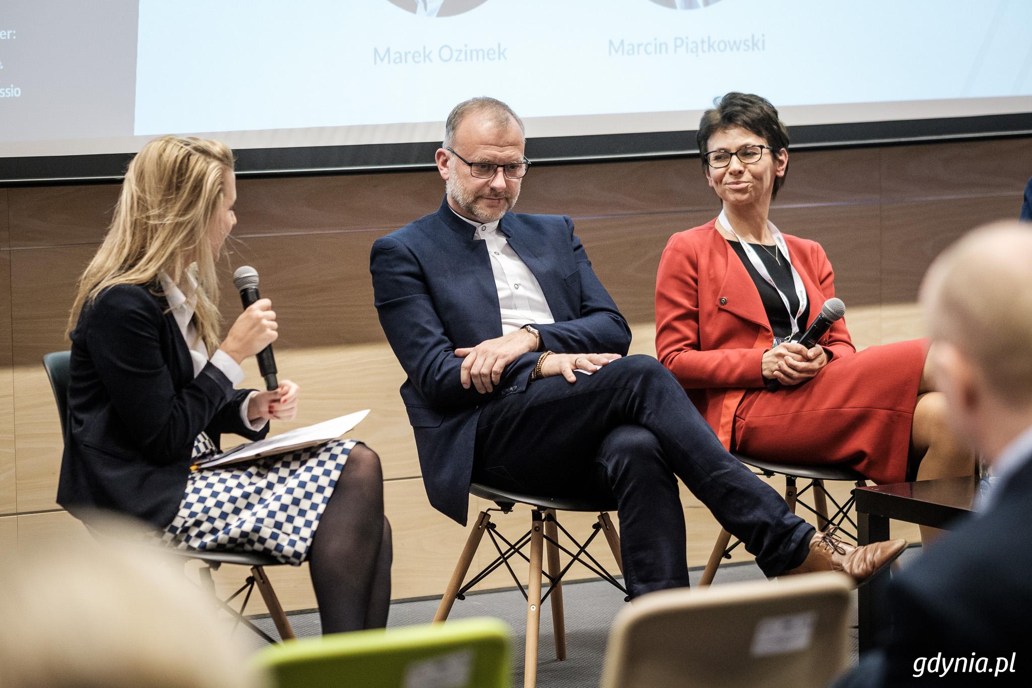 Wiceprezydent Gdyni - Michał Guć podczas panelu dyskusyjnego, fot. Dawid Linkowski